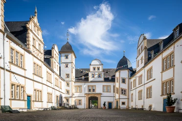 Paderborn-SchlossNeuhaus-Teutoburger-Wald-Tourismus-Patrick-Gawandtka-108-CC-BY-SA.jpg Schloss Neuhaus Paderborn