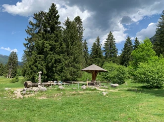 Brunnen mit Sitzbank am Ried
