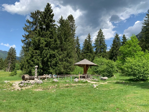 Brunnen mit Sitzbank am Ried