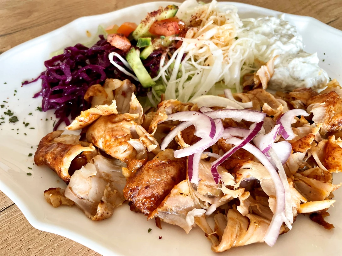 Dönerteller mit frischem Salat