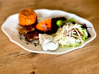 Lammspieß mit Reis und Salat