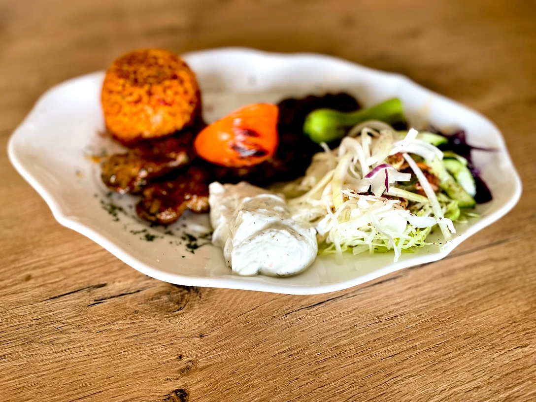 Lammspieß mit Reis und Salat