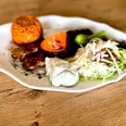 Lammspieß mit Reis und Salat