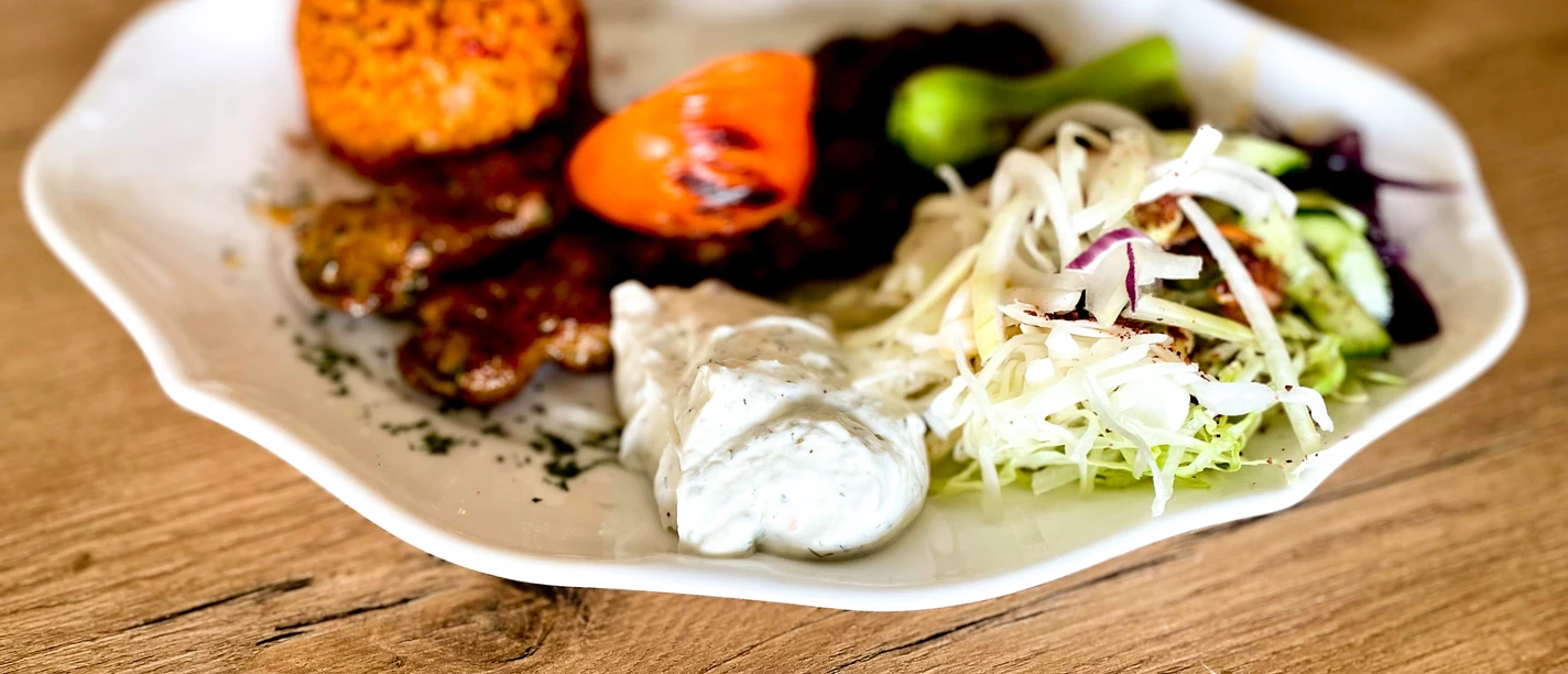 Lammspieß mit Reis und Salat Lammspieß mit Reis und Salat