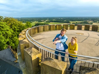 Borgholzhausen-Burg Ravensberg-Teutoburger-Wald-Tourismus-D-Ketz-091.jpg Eine Frau und ein Mann betrachten eine weite, grüne Landschaft von einem runden Aussichtsturm aus.