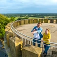 Borgholzhausen-Burg Ravensberg-Teutoburger-Wald-Tourismus-D-Ketz-091.jpg Eine Frau und ein Mann betrachten eine weite, grüne Landschaft von einem runden Aussichtsturm aus.