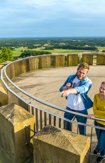 Borgholzhausen-Burg Ravensberg-Teutoburger-Wald-Tourismus-D-Ketz-091.jpg Eine Frau und ein Mann betrachten eine weite, grüne Landschaft von einem runden Aussichtsturm aus.