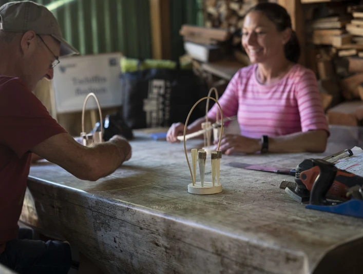 Tschffra (Rückenkorb) flechten in Betten Dorf, Aletsch Arena