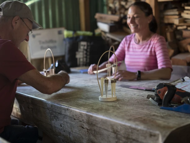 Tschffra (Rückenkorb) flechten in Betten Dorf, Aletsch Arena Tschffra (Rückenkorb) flechten in Betten Dorf, Aletsch Arena