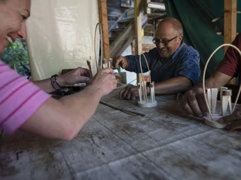 Tschffra (Rückenkorb) flechten in Betten Dorf, Aletsch Arena