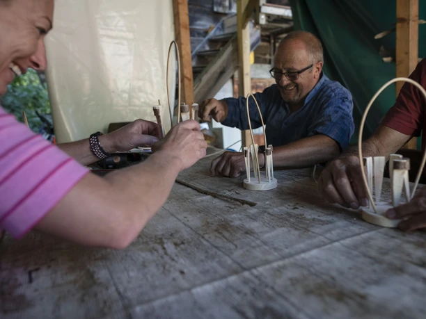 Tschffra (Rückenkorb) flechten in Betten Dorf, Aletsch Arena
