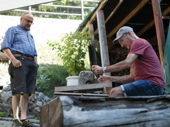 Tschffra (Rückenkorb) flechten in Betten Dorf, Aletsch Arena