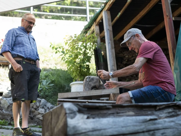 Tschffra (Rückenkorb) flechten in Betten Dorf, Aletsch Arena