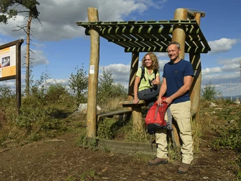 Steinhagen-Hörstation-Teutoburger-Wald-Tourismus-F-Grawe (91).JPG Zwei Wanderer genießen die Aussicht von einer hölzernen Hörstation im Teutoburger Wald.