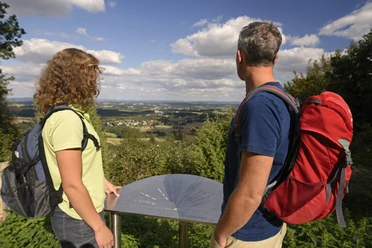 Steinhagen-Schwedenschanze-Teutoburger-Wald-Tourismus-F-Grawe (97).JPG Zwei Wanderer mit Rucksäcken betrachten von einer Aussichtsplattform aus die weite Landschaft des Teutoburger Waldes.
