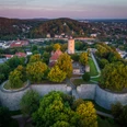 Bielefeld-Sparrenburg-Teutoburger-Wald-Tourismus-D-Ketz-008.jpg <p>Luftaufnahme der Sparrenburg Bielefeld, umgeben von grünen Bäumen, im Sonnenuntergang.</p>