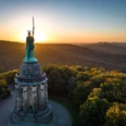 Detmold-Hermannsdenkmal-Teutoburger-Wald-Tourismus-D-Ketz-099.jpg Hermannsdenkmal im Teutoburger Wald bei Sonnenuntergang, umgeben von dichten Wäldern und sanften Hügeln.