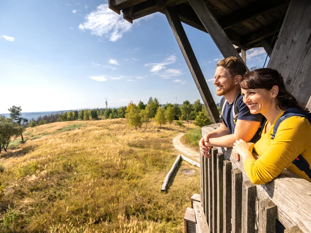 Preußischer Velmerstot-Kreis Lippe-Teutoburger-Wald-Tourismus-D-Ketz-048.jpg Ein lächelndes Paar betrachtet von einem hölzernen Aussichtspunkt aus die weitläufige Landschaft.