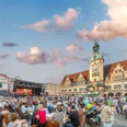 Bachfest Leipzig - Kultur in Leipzig Blick vom Publikum des Bachfests auf dem Marktplatz am Alten Rathaus in Leipzig auf die BachStage