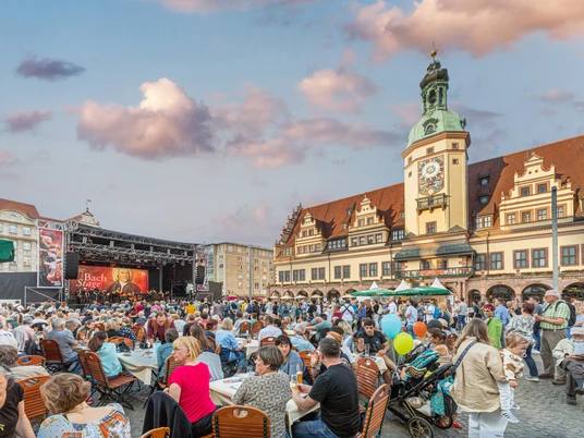 Bachfest Leipzig - Kultur in Leipzig Blick vom Publikum des Bachfests auf dem Marktplatz am Alten Rathaus in Leipzig auf die BachStage