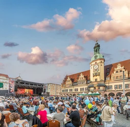 Bachfest Leipzig - Kultura v Lipsku Pohled na BachStage z hlediště Bachova festivalu na náměstí u Staré radnice v Lipsku