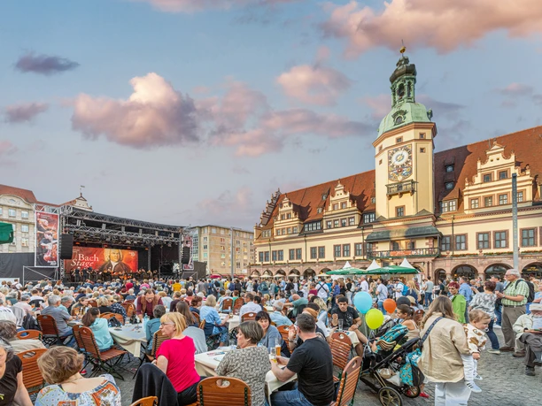 Bachfest Leipzig - Kultura w Lipsku Widok na BachStage z widowni Festiwalu Bachowskiego na rynku przy Starym Ratuszu w Lipsku