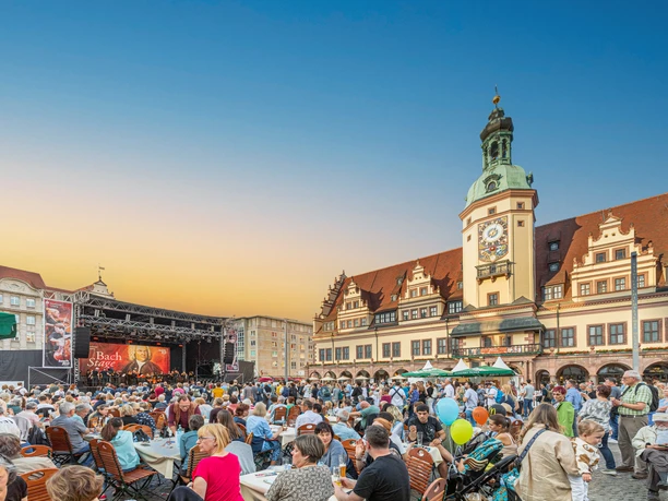 Bachfest am Alten Rathaus in der Musikstadt Leipzig - Kultur auf der Bachstage am Markt Bachfest am Alten Rathaus in der Leipziger Innenstadt, blauer Himmel