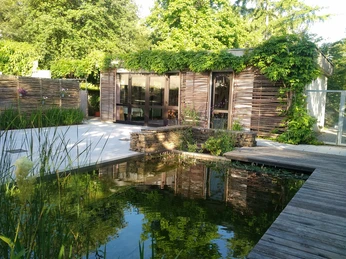 botanischer_garten_Jürgen_Bouillon_Mauergarten.jpg Teich mit Gartenhaus in den Mauergärten im Botanischen Garten