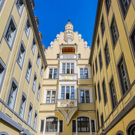 Budynek Barthels Hof w Lipsku z perspektywy żaby