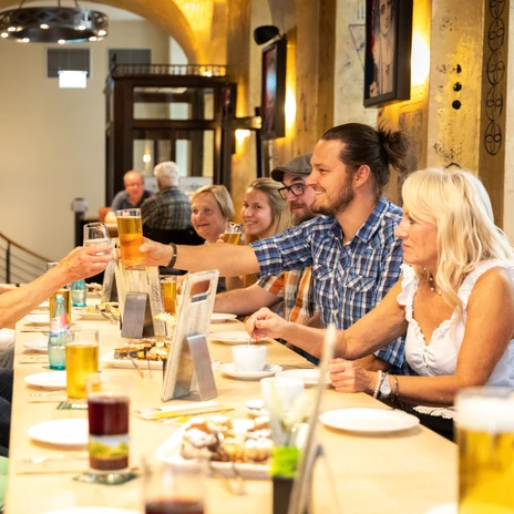 Gruppe in der Gastronomie des Barthels Hof - Freizeit und Geschichte in Leipzig