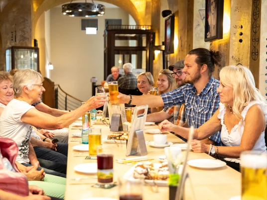Gruppe in der Gastronomie des Barthels Hof - Freizeit und Geschichte in Leipzig Menschengruppe sitzt in einer Runde im Barthels Hof in Leipzig und stößt zusammen anSkupina lidí sedí v kruhu v restauraci Barthels Hof v Lipsku a připíjí si skleničkami.A group of people sit together and raise a glass at Barthels Hof in LeipzigUn groupe de personnes assises en cercle trinquant ensemble au Barthels Hof de LeipzigGrupa osób spożywa posiłek i wznosi toast w Barthels Hof w Lipsku