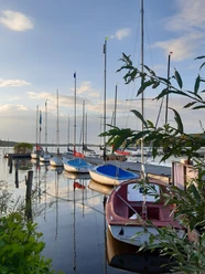 Blick von der Segelschule.jpg Blick von der Segelschule auf den See mit mehreren Segelbooten