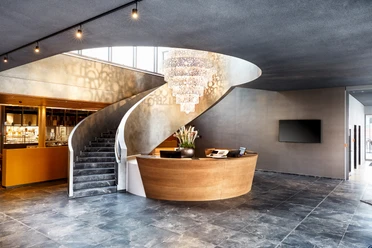 Lobby des Tagungshotels HYPERION Hotel Leipzig – präsentiert vom Leipzig Convention Bureau