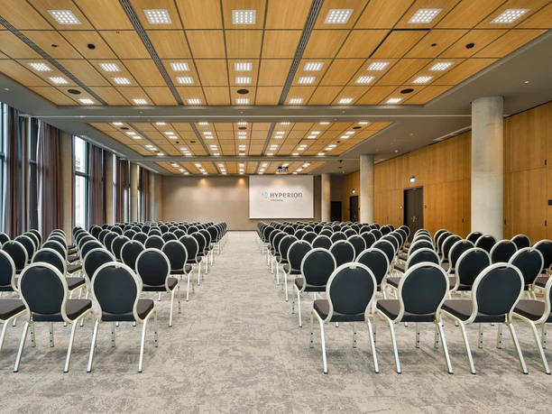 Tagungsräume Prometheus, Torquato Tasso und Egmont in Reihenbestuhlung im Tagungshotel HYPERION Hotel Leipzig – präsentiert vom Leipzig Convention Bureau