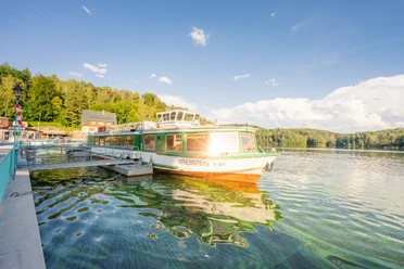 Hafen der Talsperre Kriebstein - Stausee Zschopau in der Region Leipzig Boot mit dem Namen Kriebstein am Anleger am Stausee Zschopau, Bäume, blauer Himmel