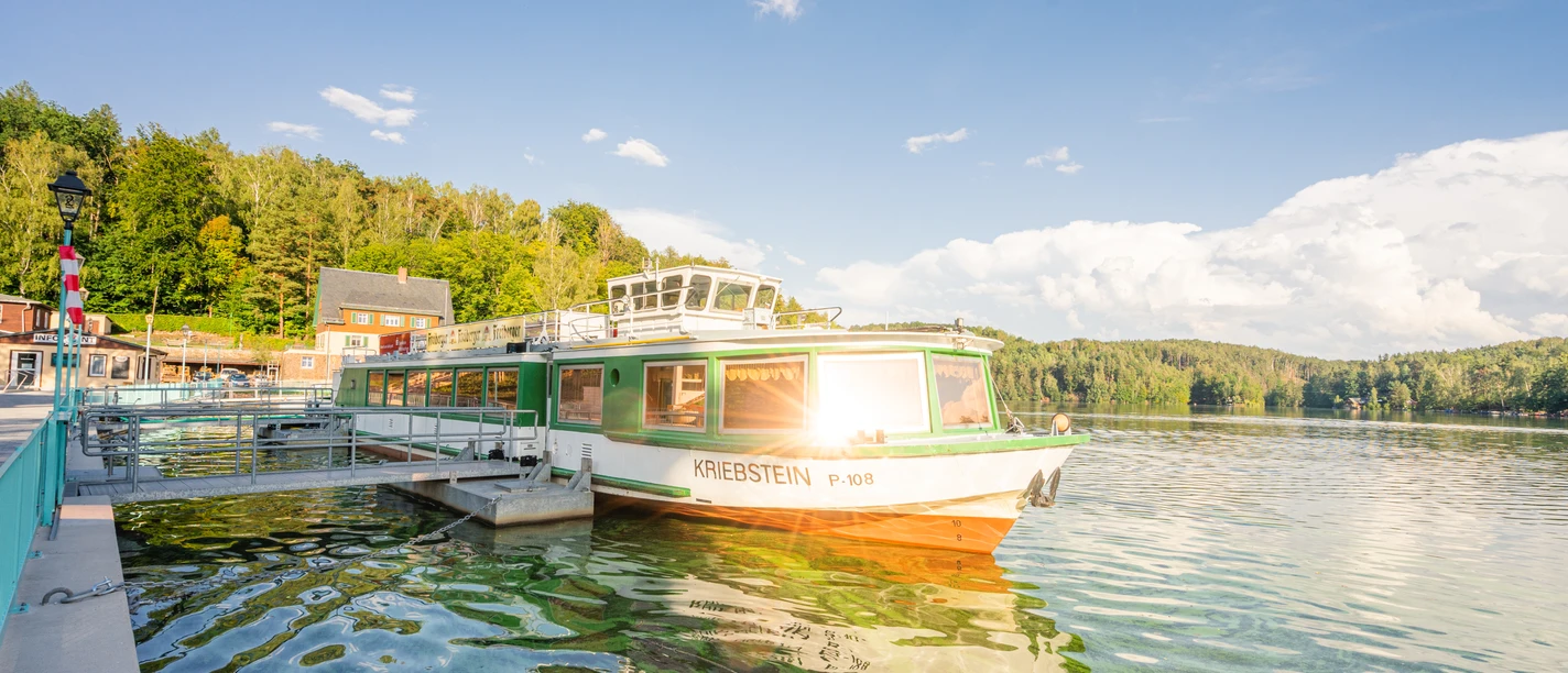 Hafen der Talsperre Kriebstein - Stausee Zschopau in der Region Leipzig Boot mit dem Namen Kriebstein am Anleger am Stausee Zschopau, Bäume, blauer Himmel