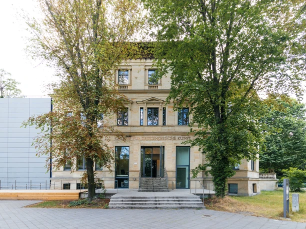 Außenansicht der Galerie für Zeitgenössische Kunst - Kulturelle Ausstellungen in Leipzig Eingang der Galerie für zeitgenössische Kunst zwischen zwei großen Laubbäumen, Kunst, Kultur, Ausstellungshaus