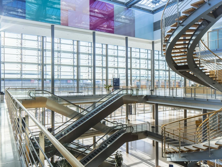 Foyer der Eventlocation Congress Center Leipzig | Leipzig Convention Bureau Foyer der Eventlocation Congress Center Leipzig – präsentiert vom Leipzig Convention BureauFoyer of the Congress Center Leipzig event venue – presented by the Leipzig Convention Bureau