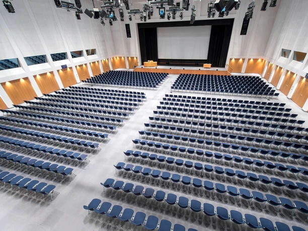 Tagungsraum Saal 1 in der Eventlocation Congress Center Leipzig | Leipzig Convention Bureau Tagungsraum Saal 1 in Reihenbestuhlung in der Eventlocation Congress Center Leipzig – präsentiert vom Leipzig Convention Bureau