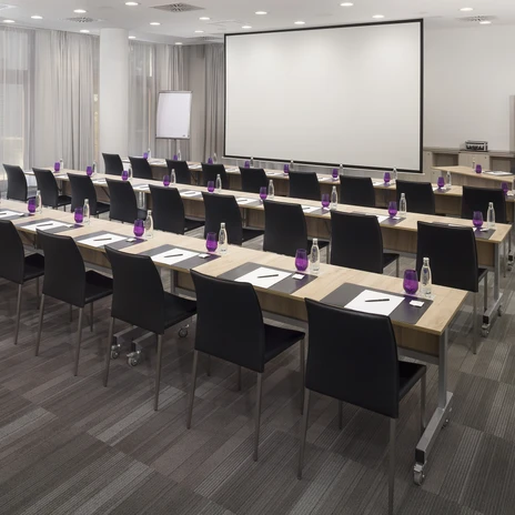 Kosmos 1 meeting room with parliamentary style seating at the conference hotel INNSIDE by Meliá | Leipzig Convention Bureau Kosmos 1 meeting room with parliamentary style seating at the conference hotel INNSIDE by Meliá Leipzig – presented by Leipzig Convention Bureau