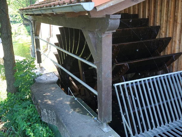wassermuehle-wahrenholz-muehlrad-beate-ziehres-zeitorte.jpg