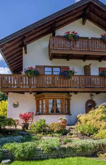 Hausansicht mit Garten