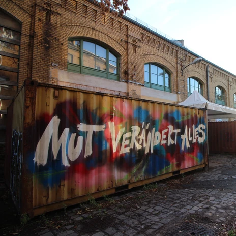 Container in front of the Kunstkraftwerk in Leipzig Lindenau with the slogan "Courage changes everything"
