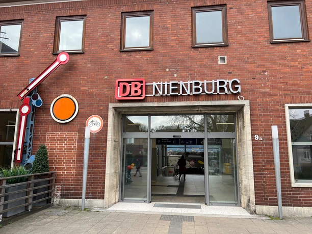 Bahnhof Nienburg Der Eingang des Bahnhofs Nienburg mit rotem Klinkerbau und auffälligem Signalmast.