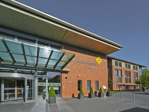 BFL aussen029.jpg Moderne Backsteinfassade des Bonifatius Hospitals Lingen mit gläsernem Haupteingang und Vorplatz.