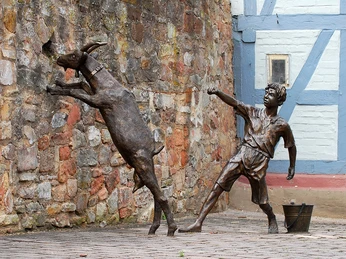 Bronzestatue H tejunge mit Ziege