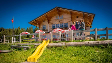 jaegerstuebli-lombachalp-sommer-rutschbahn-terrasse-gebaude.jpg