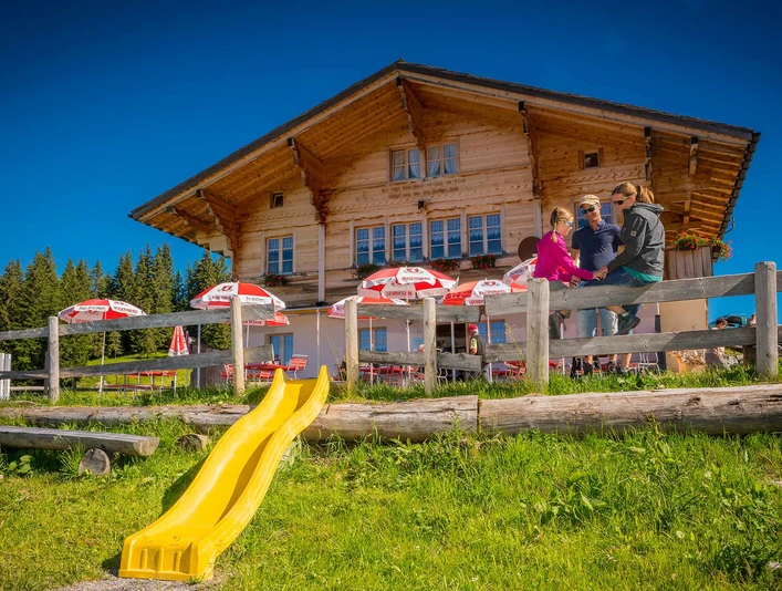 jaegerstuebli-lombachalp-sommer-rutschbahn-terrasse-gebaude.jpg
