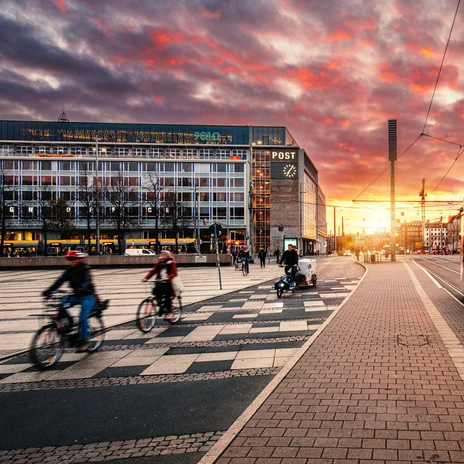 Auf dem Augustusplatz in Leipzig fährt eine Straßenbahn und Radfahrer sind unterwegs – präsentiert vom Leipzig Convention BureauA tram runs along Augustusplatz in Leipzig and cyclists are on the move – presented by Leipzig Convention Bureau