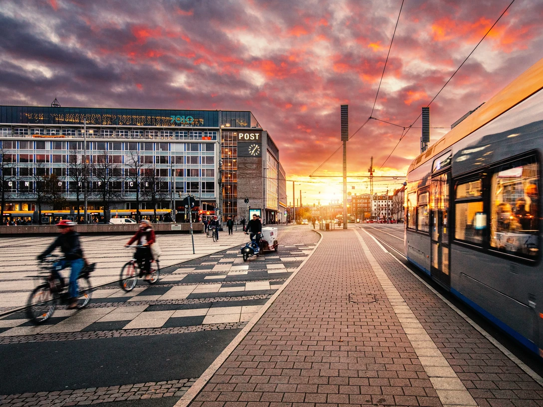 Augustusplatz Leipzig with tram and cyclists | Leipzig Convention Bureau Auf dem Augustusplatz in Leipzig fährt eine Straßenbahn und Radfahrer sind unterwegs – präsentiert vom Leipzig Convention BureauA tram runs along Augustusplatz in Leipzig and cyclists are on the move – presented by the Leipzig Convention Bureau